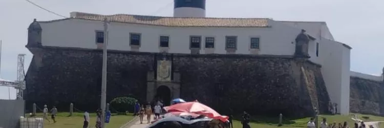 Polícia Civil prende dois homens por extorsão no Farol da Barra em Salvador