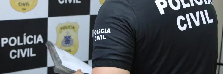 Policial cumprindo mandado