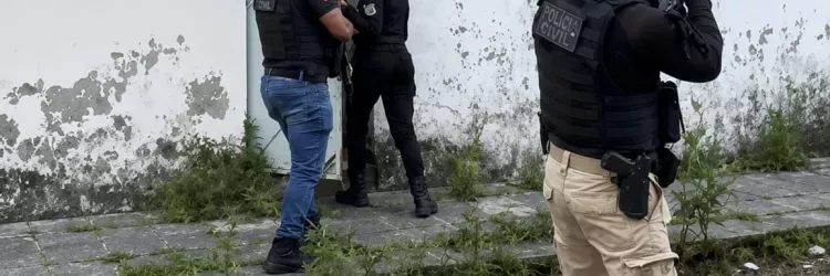 Casal suspeito de envolvimento com o tráfico de drogas é preso em Feira de Santana