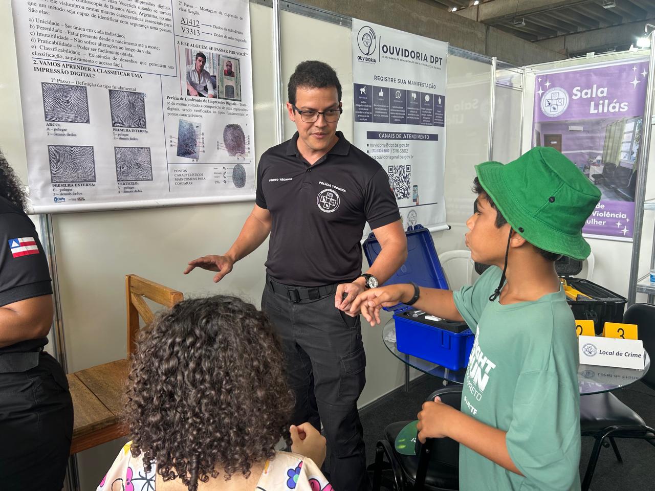 Perito demonstra identificação pela impressão digital 