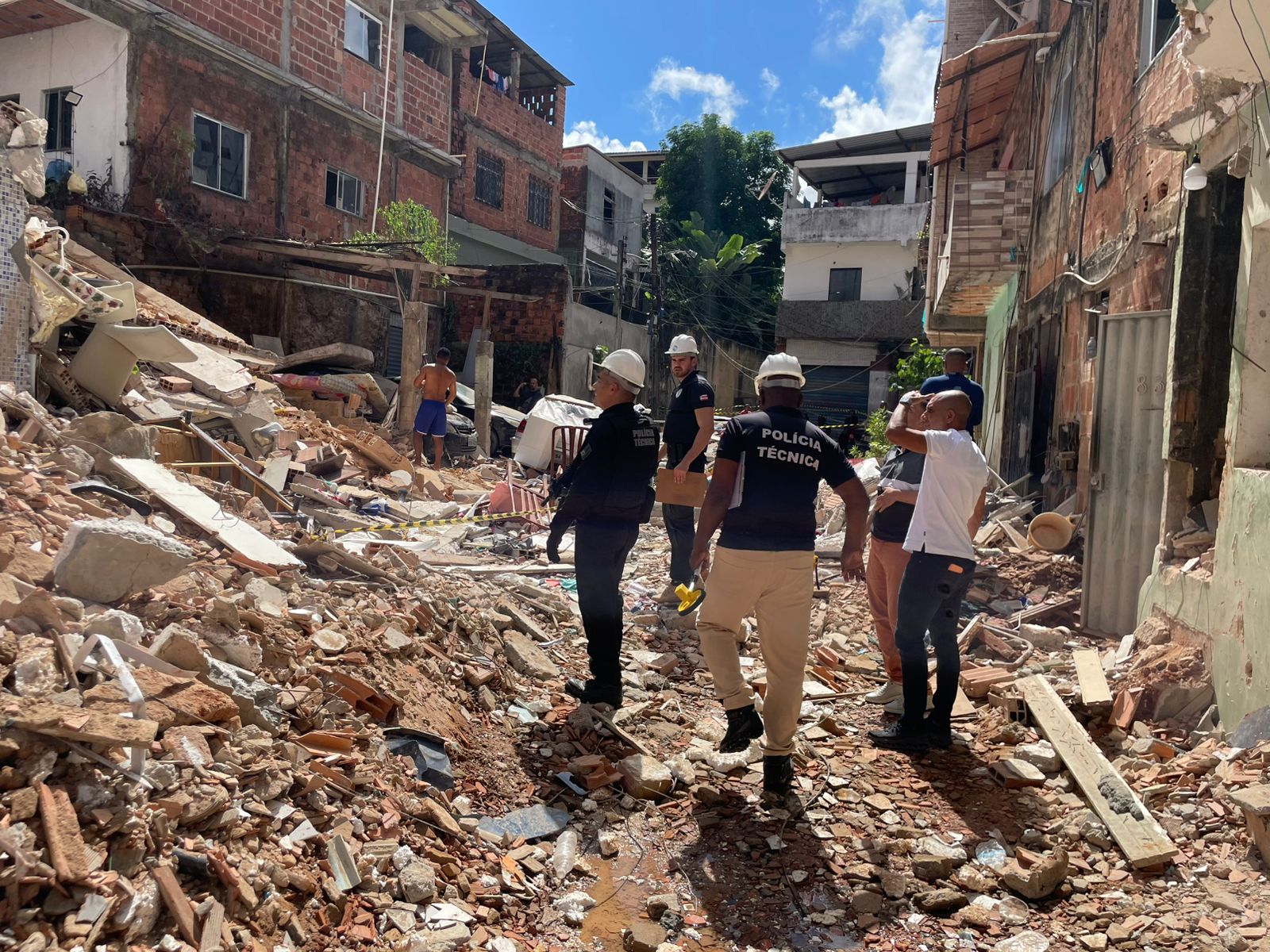 Departamento de Polícia Técnica realiza perícias após desabamento de prédio em Salvador