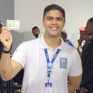 Wallace recebe primeiro documento.