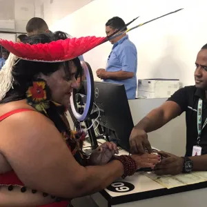 Pedro Mello emite carteiras de identidade para comunidades indígenas 