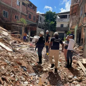 Departamento de Polícia Técnica realiza perícias após desabamento de prédio em Salvador