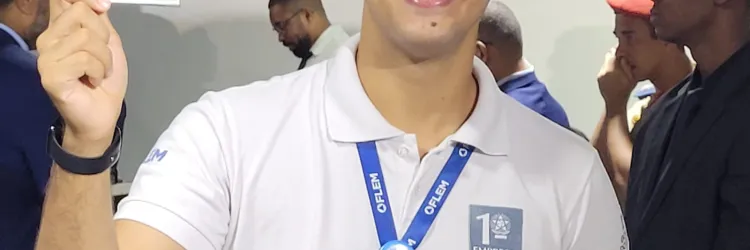 Wallace recebe primeiro documento.