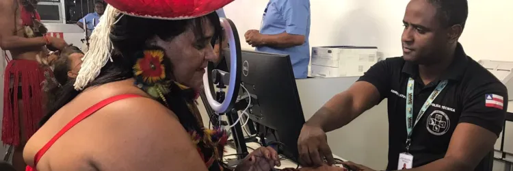 Pedro Mello emite carteiras de identidade para comunidades indígenas 