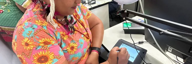 Povos originários recebem nova Carteira de Identidade Nacional durante o Acampamento Terra Livre