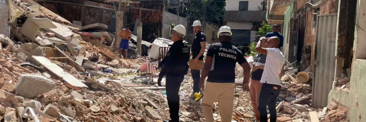 Departamento de Polícia Técnica realiza perícias após desabamento de prédio em Salvador