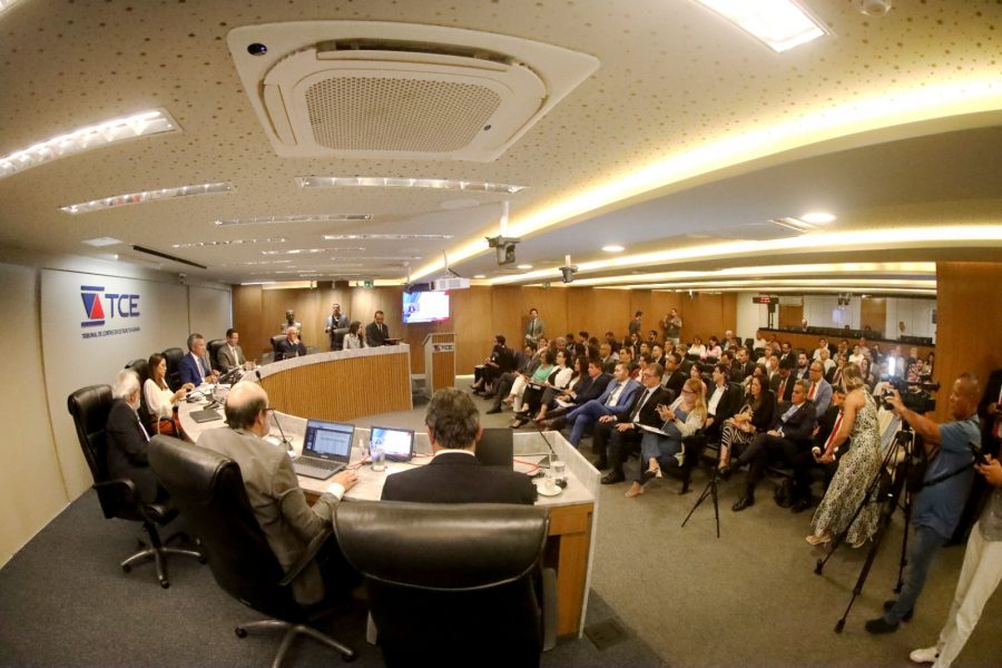 Imagem da sessão do TCE-BA na qual foi aprovada a proposta
