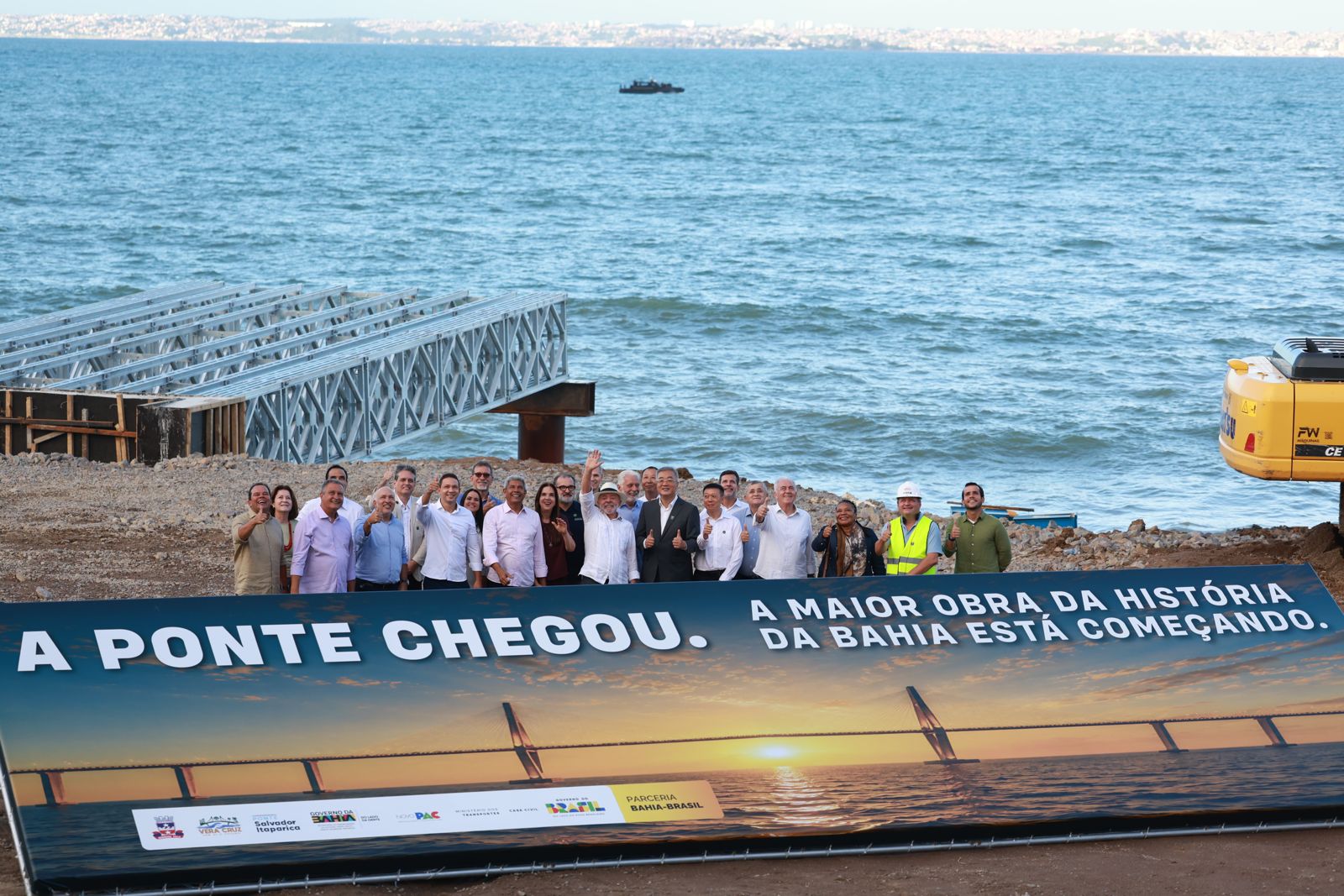 Imagem mostra início da construção da Ponte Salvador-Itaparica