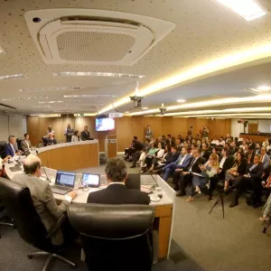 Imagem da sessão do TCE-BA na qual foi aprovada a proposta