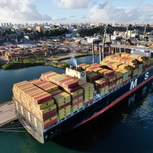 Navio com materiais para Ponte Salvador–Itaparica