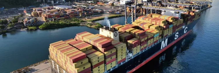 Navio com materiais para Ponte Salvador–Itaparica