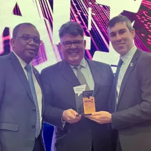 Diretor executivo da Prodeb é homenageado em evento de tecnologia da SSP