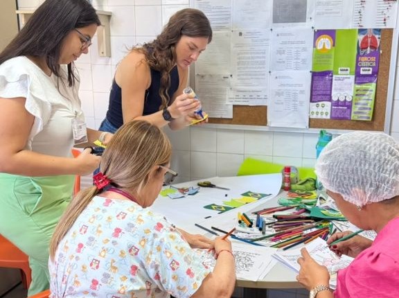 São João e Copa do Mundo inspiram atividade integrativa no Ambulatório de Fibrose Cística do HGESF