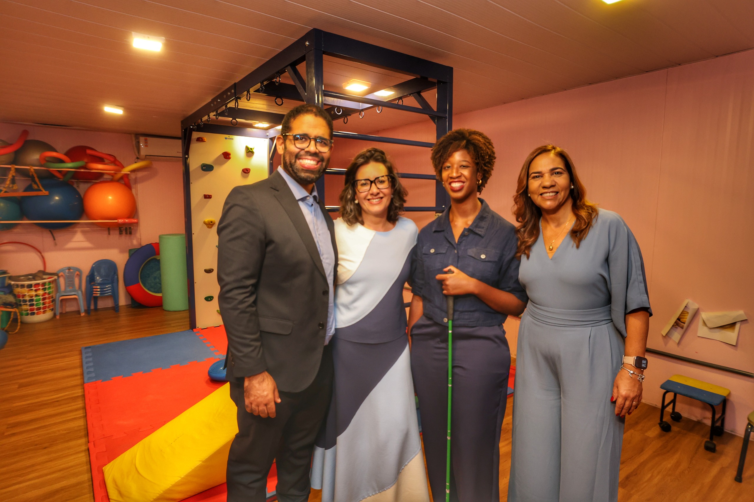 Secretária Roberta Santana recebe ministra dos Direitos Humanos para conhecer rede de cuidado à pessoa com deficiência na Bahia