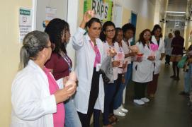 Oficinas de maquiagem e tranças durante a ação Outubro Rosa