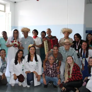 Hospital Professor Carvalho Luz leva música junina aos leitos em ação de humanização