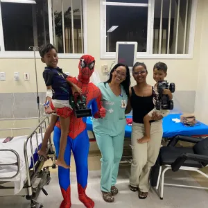 Hospital Regional da Chapada promove ação especial de Dia das Crianças com visita de super-herói