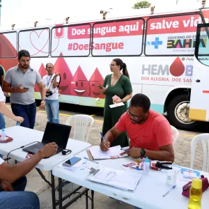 Unidade móvel da Hemoba participa de ação solidária promovida pelo cantor Buja Ferreira