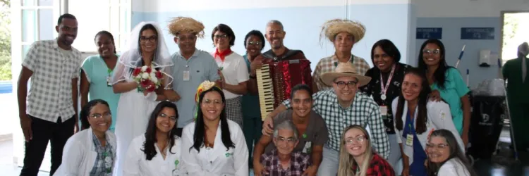 Hospital Professor Carvalho Luz leva música junina aos leitos em ação de humanização