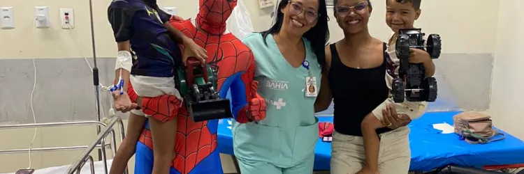 Hospital Regional da Chapada promove ação especial de Dia das Crianças com visita de super-herói