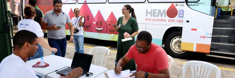 Unidade móvel da Hemoba participa de ação solidária promovida pelo cantor Buja Ferreira