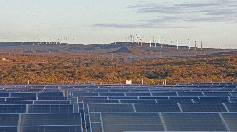 Energia eólica e placas solares