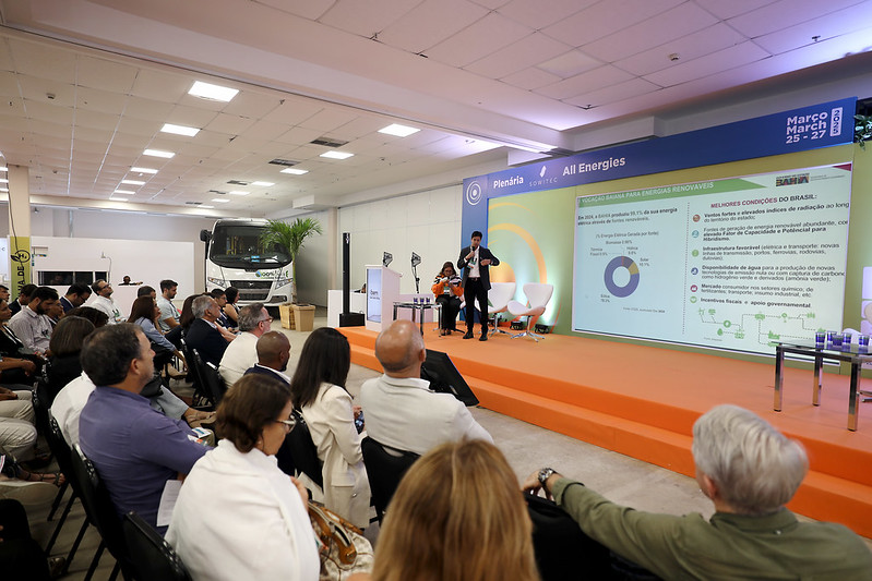 O protagonismo e o potencial da Bahia na produção de energia renovável no país, foi tema de um dos painéis apresentados nesta terça-feira (25) pelo Governo do Estado, por meio da Secretaria de Desenvolvimento Econômico (SDE), durante a primeira edição do International Brazil Energy Meeting (iBEM25), que acontece no Centro de Convenções de Salvador. O evento gratuito, com expectativa de receber 6 mil visitantes até esta quinta-feira (27), se consolida como uma oportunidade de movimentar cerca de R$ 250 milhõ