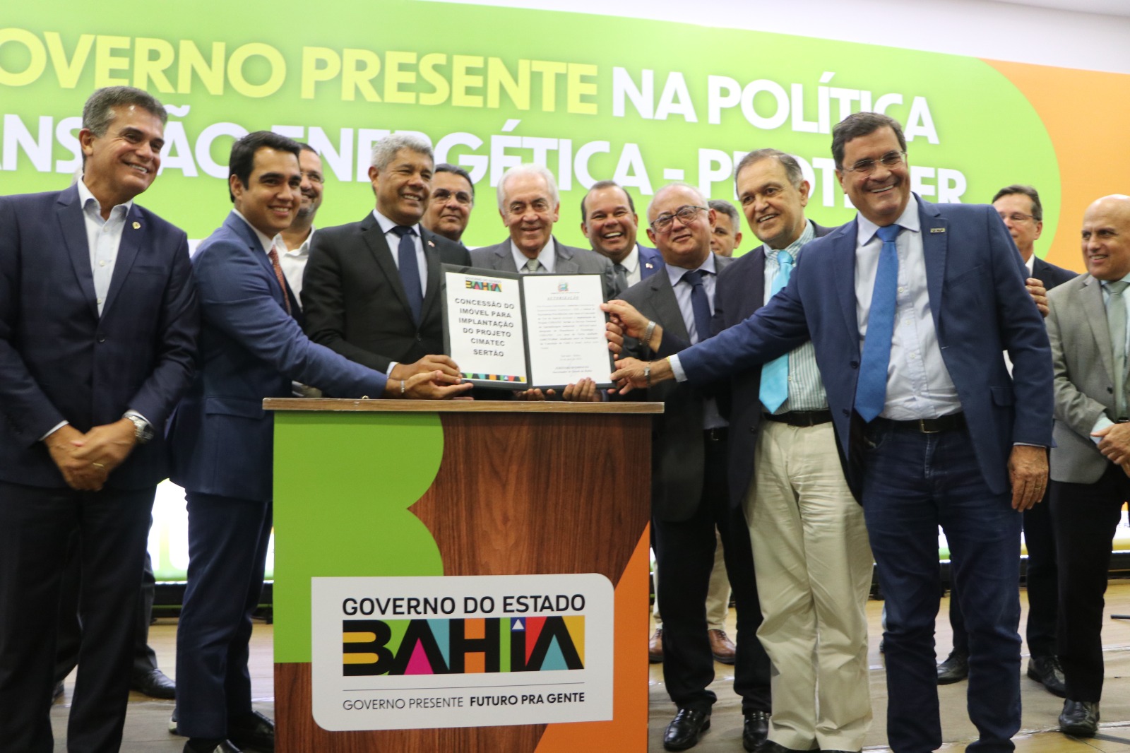 “O mundo está preocupado com isso e a Bahia não ficará para trás”, afirma Jerônimo Rodrigues ao sancionar lei estadual de transição energética