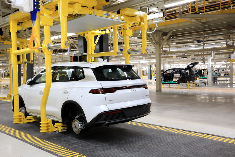 Jerônimo destaca liderança da Bahia na revolução energética, durante apresentação de primeiro carro elétrico montado na fábrica da BYD, em Camaçari