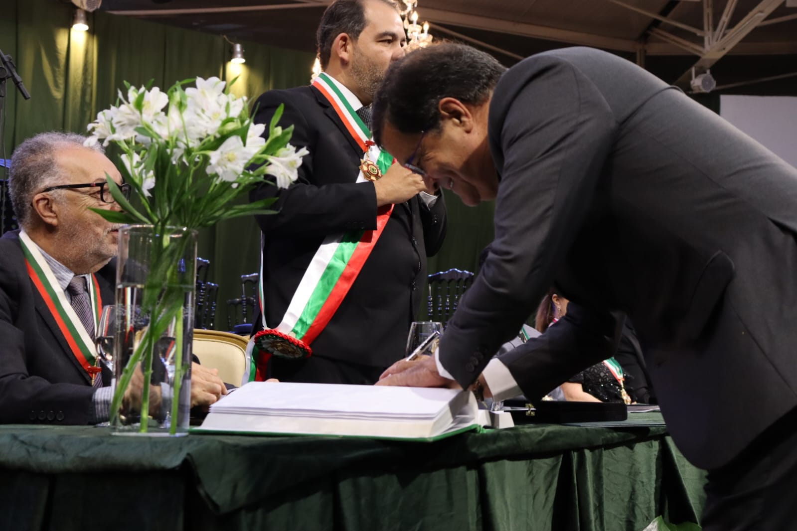 Angelo Almeida é condecorado Comendador de Feira de Santana em sessão solene