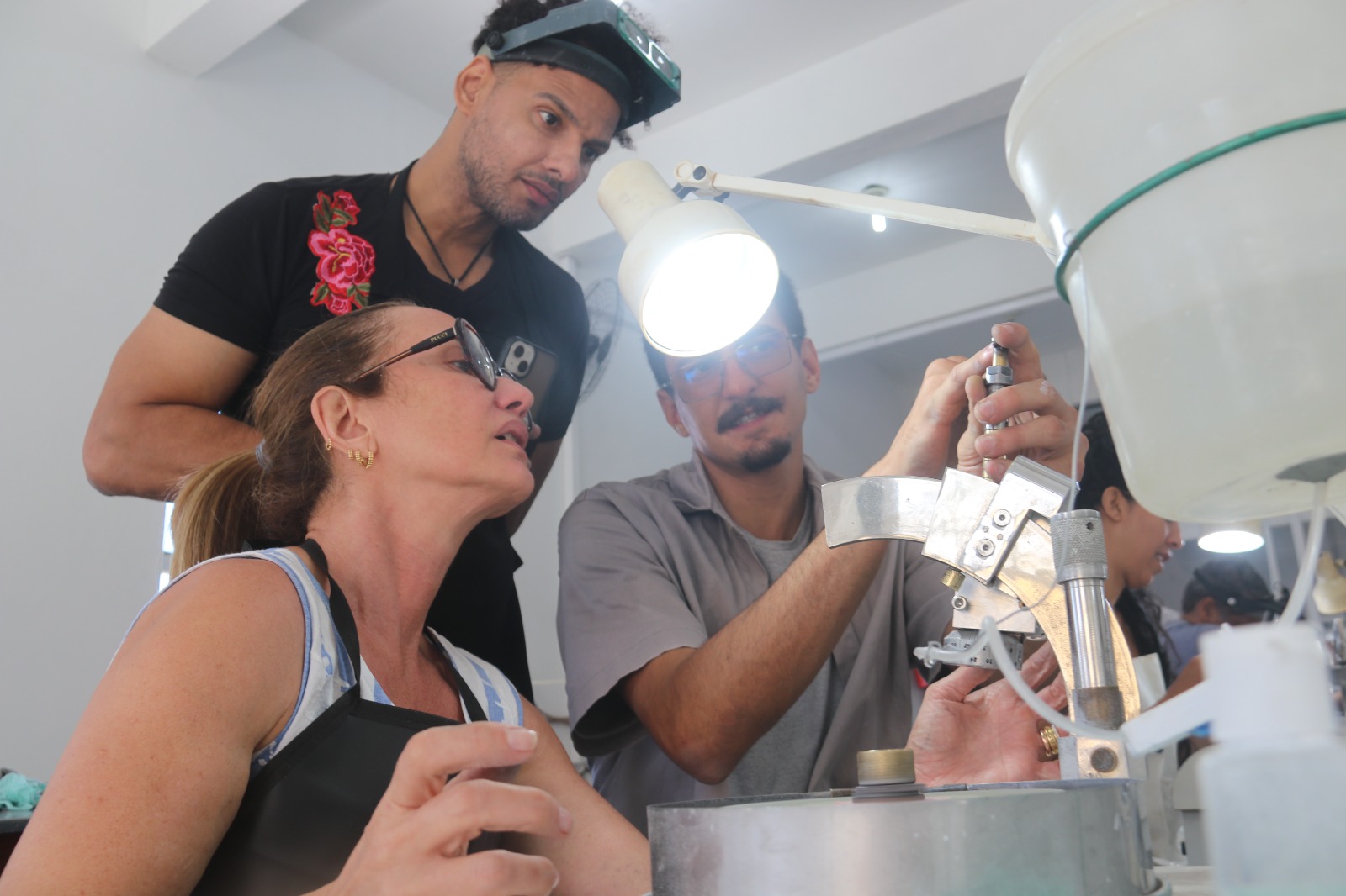 Com a formação de lapidários, o Centro Gemológico da Bahia fortalece cadeia produtiva de gemas e joias no estado