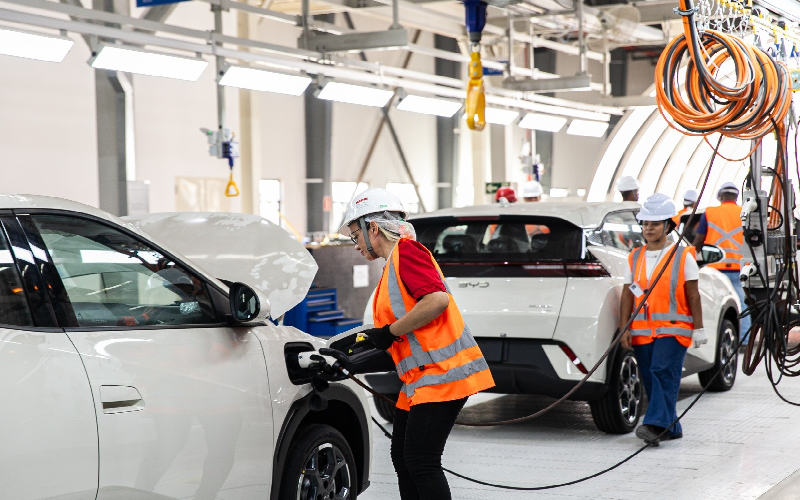 Expansão industrial da BYD: fábrica na Bahia passa a operar em dois turnos e reforça geração de empregos