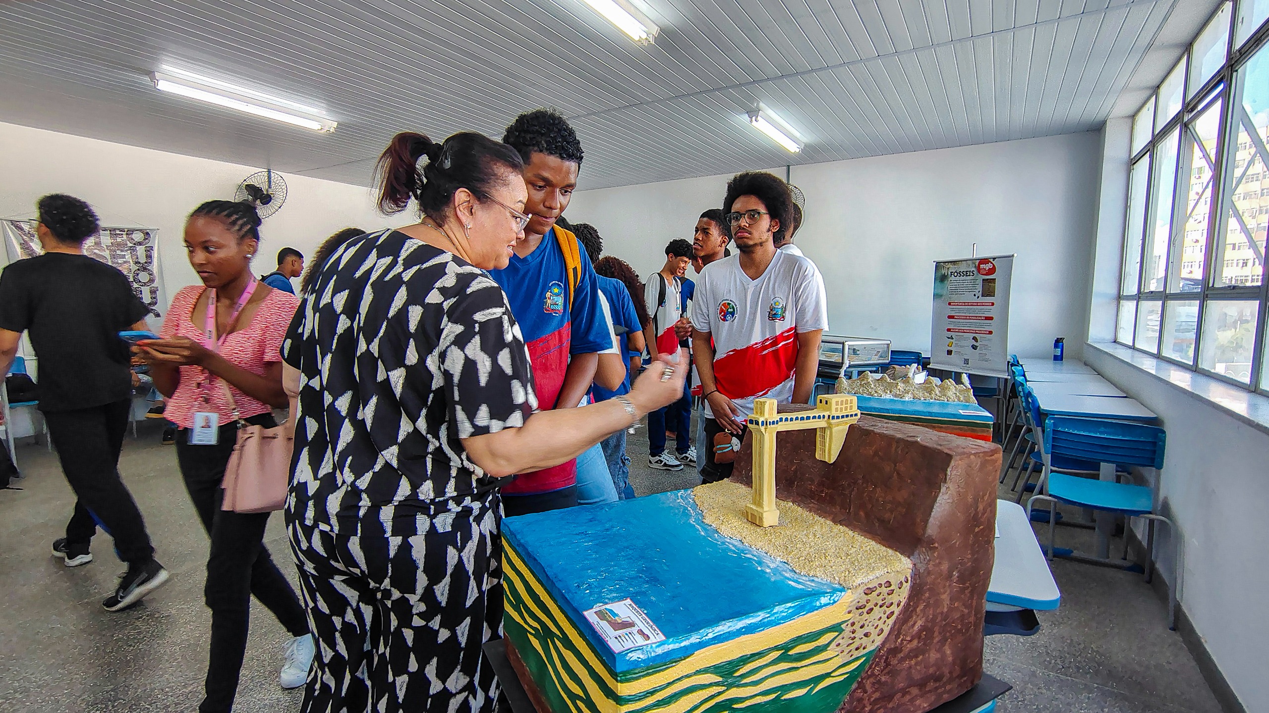 Colégio estadual recebe exposição itinerante do Museu Geológico da Bahia