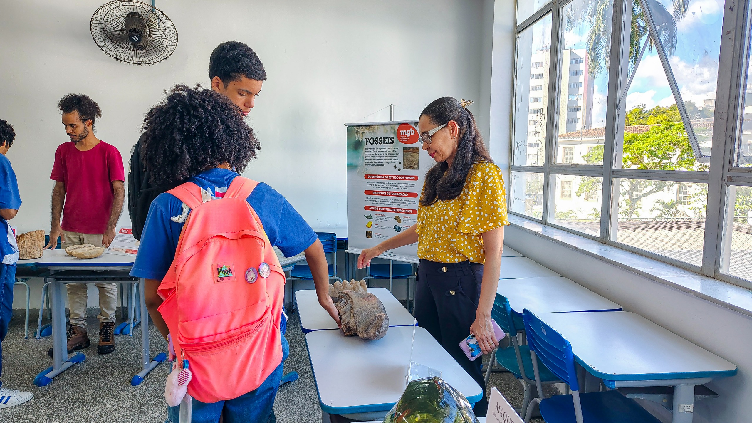 Colégio estadual recebe exposição itinerante do Museu Geológico da Bahia