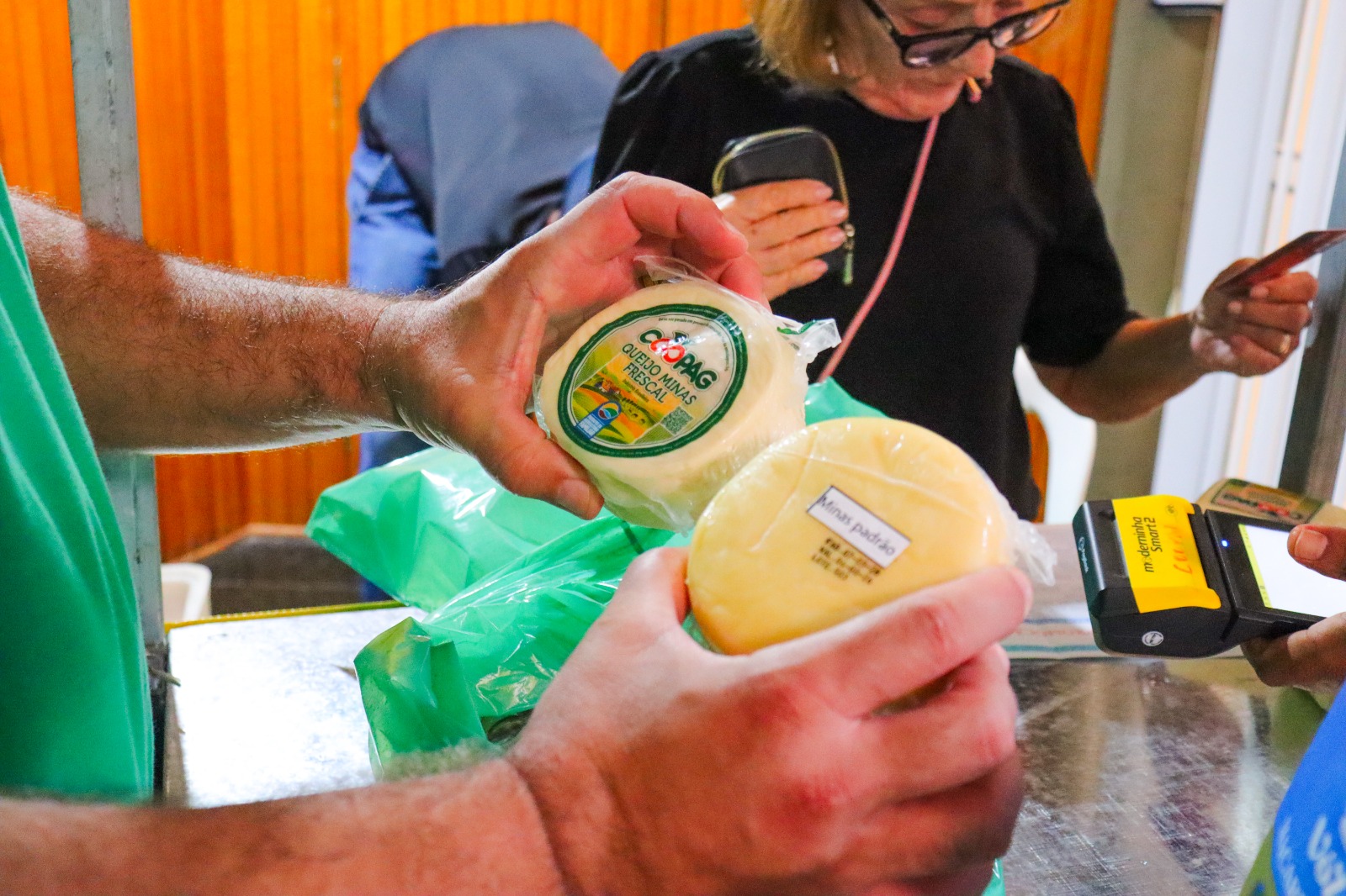 Dia Mundial do Leite: SDE celebra data com degustação e comercialização de laticínios produzidos pela Coopag 