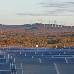 Energia eólica e placas solares