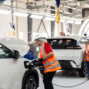 Expansão industrial da BYD: fábrica na Bahia passa a operar em dois turnos e reforça geração de empregos