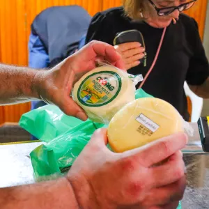 Dia Mundial do Leite: SDE celebra data com degustação e comercialização de laticínios produzidos pela Coopag 