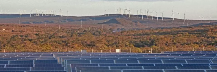 Energia eólica e placas solares
