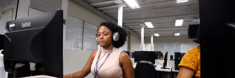 Estagiária no computador