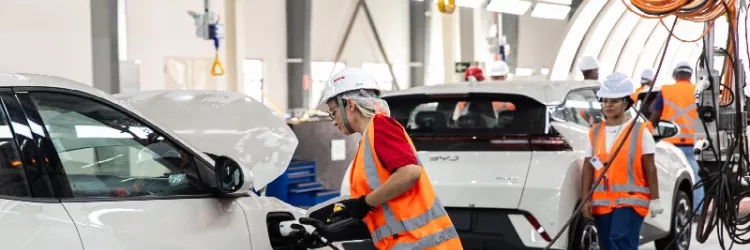 Expansão industrial da BYD: fábrica na Bahia passa a operar em dois turnos e reforça geração de empregos