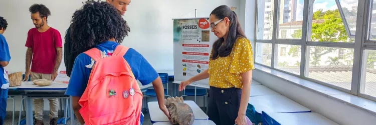 Colégio estadual recebe exposição itinerante do Museu Geológico da Bahia