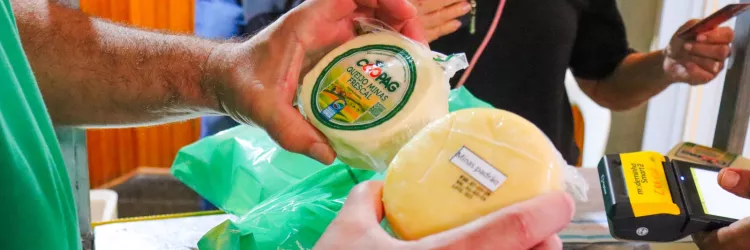 Dia Mundial do Leite: SDE celebra data com degustação e comercialização de laticínios produzidos pela Coopag 