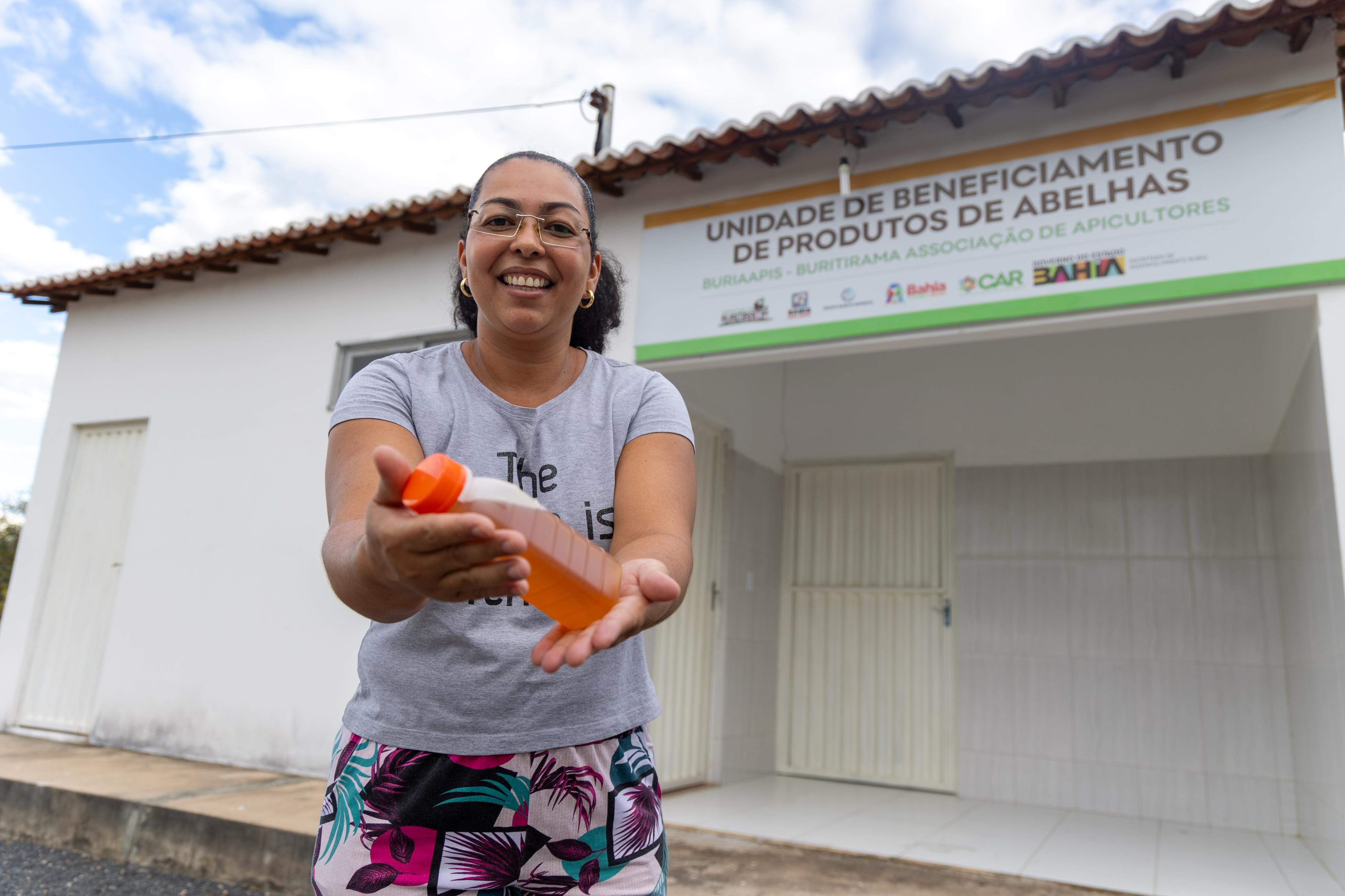 Governo da Bahia investe na agricultura familiar e entrega nova agroindústria de mel em Buritirama