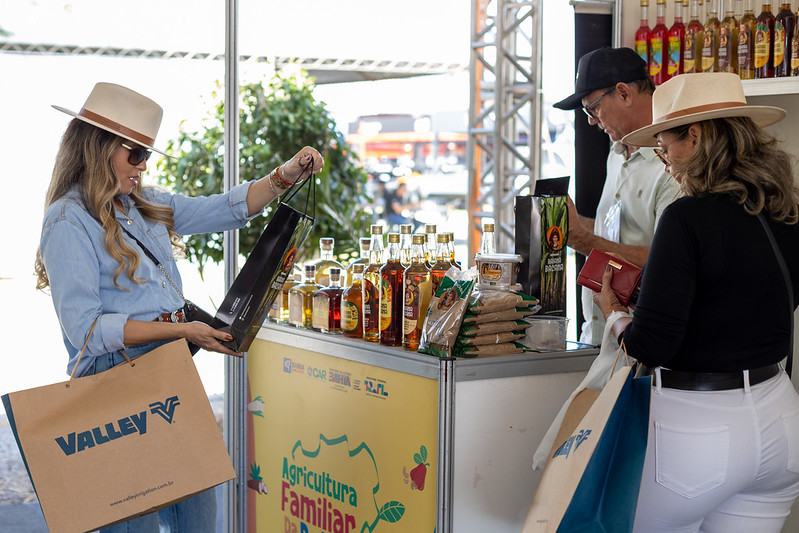 Público conhece e aprova produtos da agricultura familiar da Bahia durante feira em Luís Eduardo Magalhães