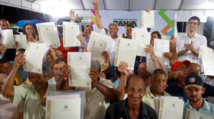 Governo da Bahia entrega títulos de terra a 92 famílias de agricultores de Tanhaçu