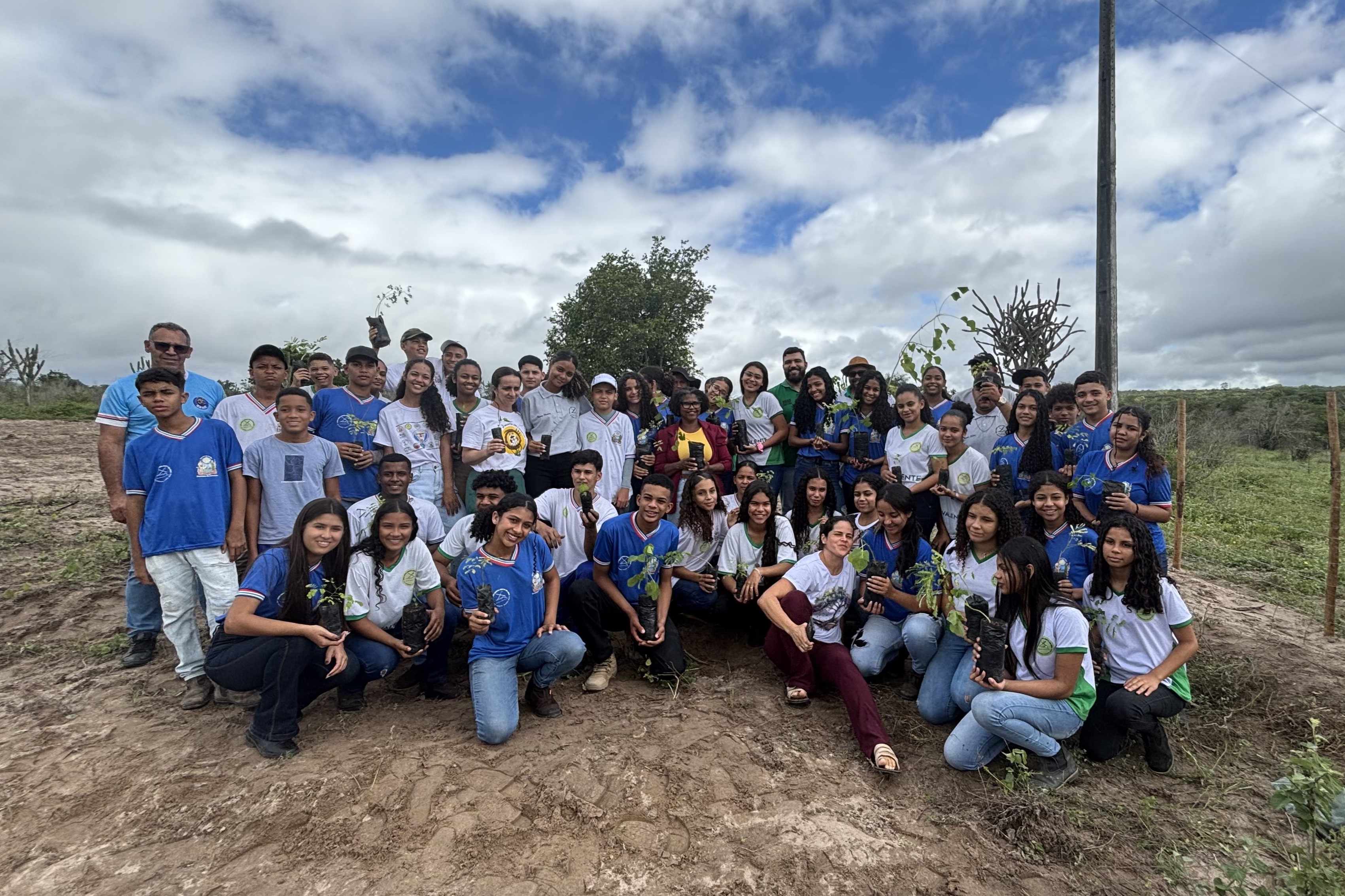 Em ato simbólico no Dia Mundial do Combate à Desertificação e à Seca, a SDR planta mudas na regiões de identidade da Bahia