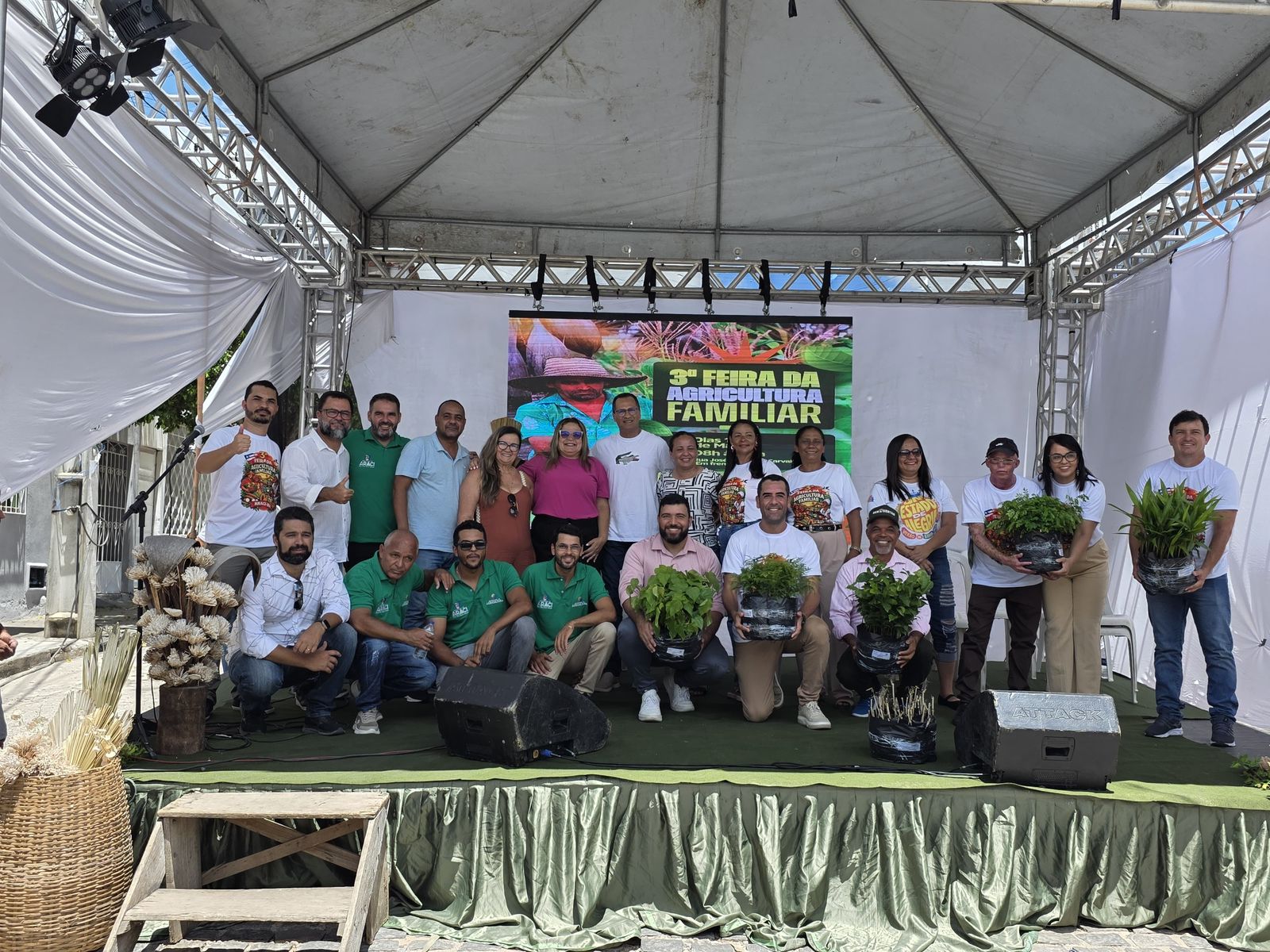 Agricultura familiar ganha reforço em Araci com entrega de mudas, equipamento de irrigação e títulos de domínio